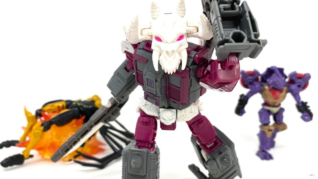 Transformers Legacy Skullgrin Deluxe Class Figure Image  (4 of 31)